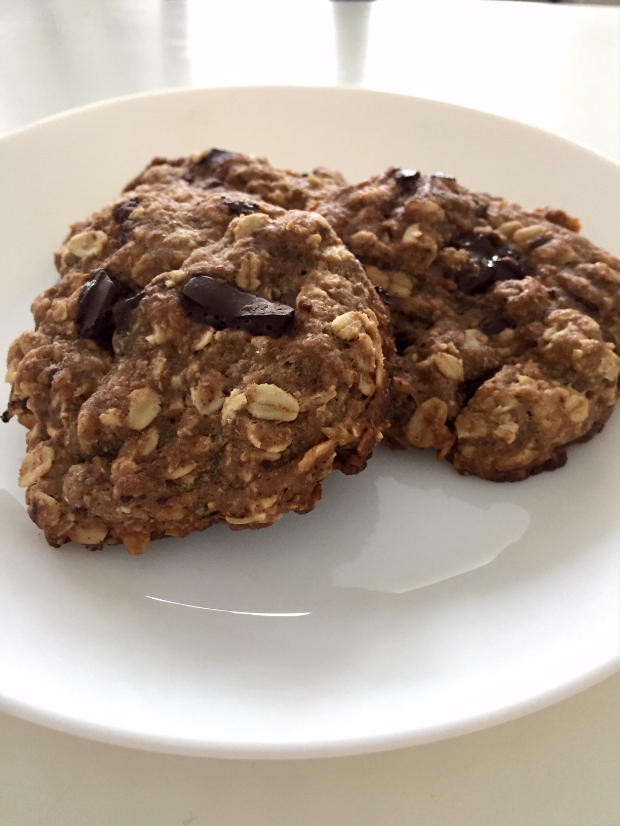 vegan chocolate chip oatmeal cookies